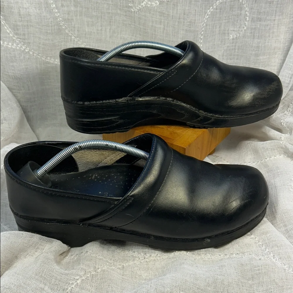 Dansko leather preloved clogs